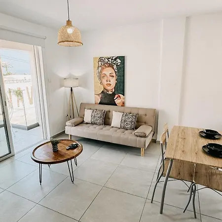 Апартаменты Wake Up By The Sea Beachfront Flats -