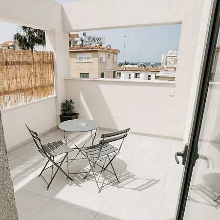 Апартаменты Wake Up By The Sea Beachfront Flats -