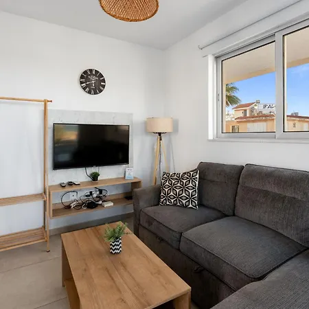 Wake Up By The Sea Beachfront Flats - شقة بروتاراس