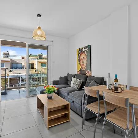 Wake Up By The Sea Beachfront Flats - شقة