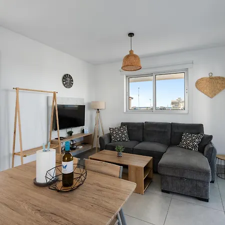 Wake Up By The Sea Beachfront Flats - بروتاراس