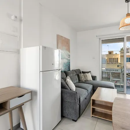 Wake Up By The Sea Beachfront Flats - شقة