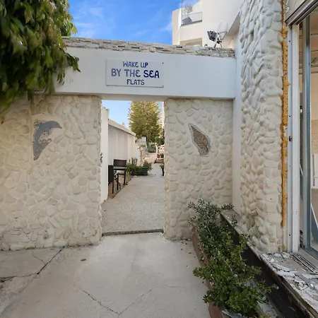 Wake Up By The Sea Beachfront Flats - شقة
