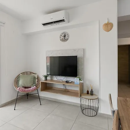 Wake Up By The Sea Beachfront Flats - *