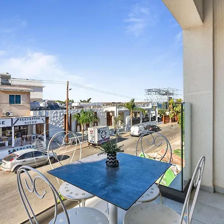 Wake Up By The Sea Beachfront Flats - شقة