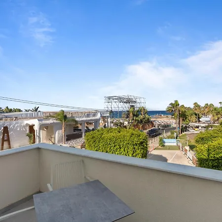Wake Up By The Sea Beachfront Flats - شقة *