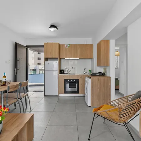 Wake Up By The Sea Beachfront Flats - شقة بروتاراس